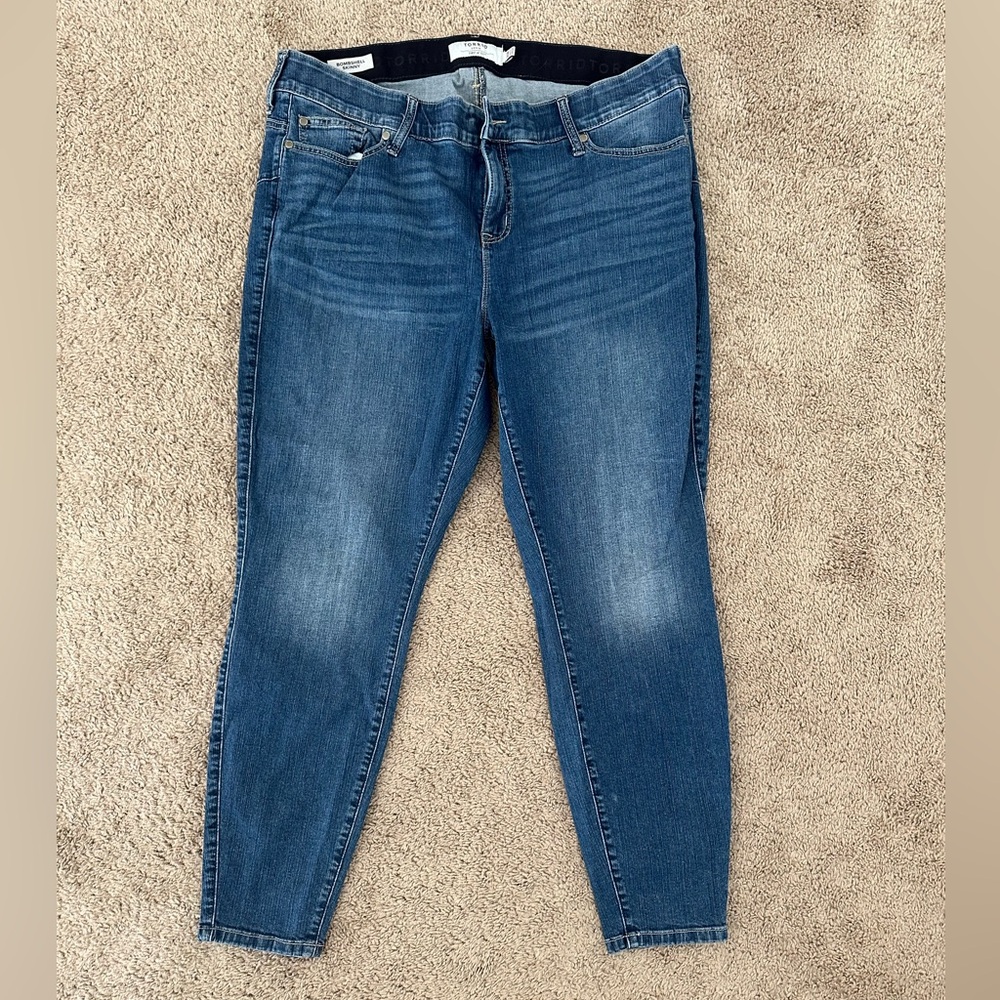 Torrid Bonbshell skinny Jeans.